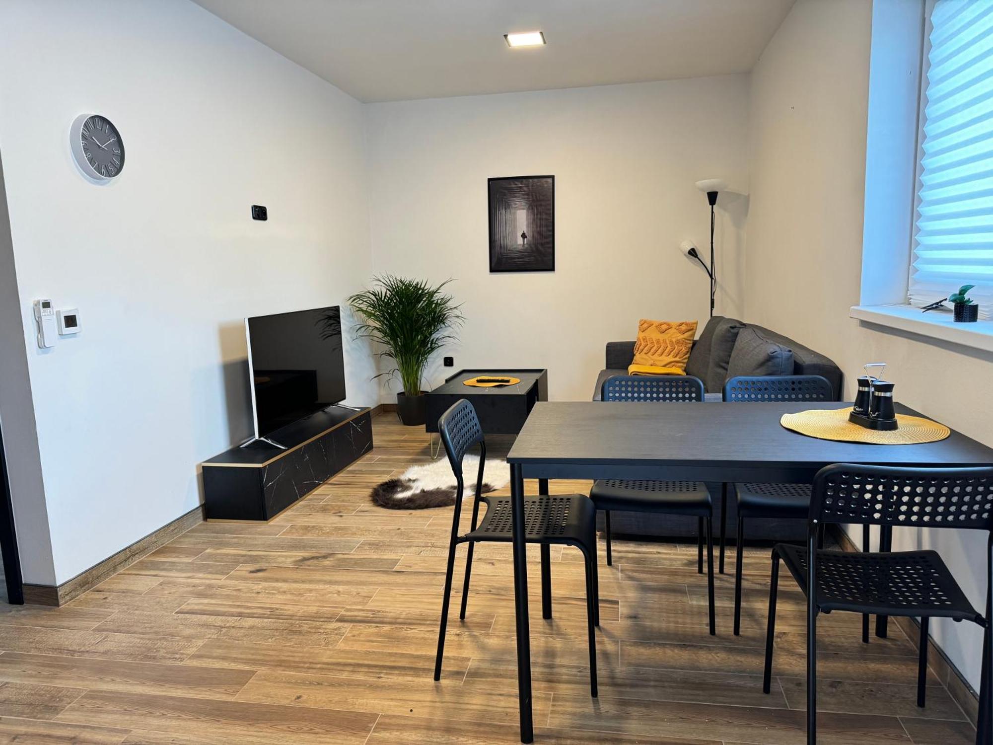 J One Apartmany ปาร์ดูบิตเซ ภายนอก รูปภาพ